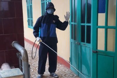 Trường THCs TT Quất Lâm phun thuốc khử trùng chống dịch covid – 19 để học sinh chuẩn bị trở lại trường ( ngày 26/4/2020 )