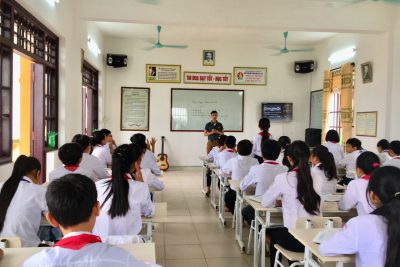 Học sinh trường THCS TT Quất Lâm trong giờ học Âm nhạc